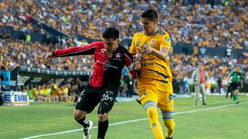 AME1435. MONTERREY (MÉXICO), 21/05/2022.- Hugo Ayala (d) de Tigres de la UANL disputa el balón con Aldo Rocha (i) de Atlas de Guadalajara durante el partido de vuelta correspondiente a la semifinal del Torneo Clausura 2022 entre Tigres de UANL y Atlas de Guadalajara hoy, en el estadio Universitario de la ciudad de Monterrey (México). EFE/ Miguel Sierra
