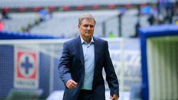 MEXICO CITY, MEXICO - AUGUST 14: Diego Aguirre, head coach of Cruz Azul walks during the 8th round match between Cruz Azul and Toluca as part of the Torneo Apertura 2022 Liga MX at Azteca Stadium on August 14, 2022 in Mexico City, Mexico. (Photo by Mauricio Salas/Jam Media/Getty Images)