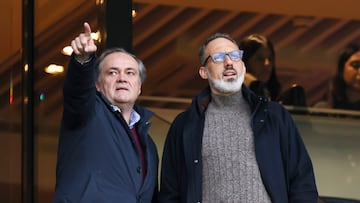 El nuevo entrenador de la Real Sociedad, el estadounidense Pellegrino Materazzo (d,) que será presentado este lunes, ha acudido este domingo al estadio de Anoeta en compañía del presidente jokin Aperribay (i) para ver el Real Sociedad B ante el Ceuta, en San Sebastián.