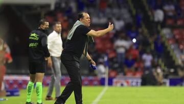 Juan Reynoso durante un partido de Cruz Azul