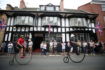 Un grupo de ciclistas toma la salida de la Gran Carrera de Knutsford, en el noroeste de Inglaterra, un evento singular que se celebró por última vez en 2010 y, por lo general, se disputa cada diez años, en el que participan ciclistas individuales y en equipo de todo el mundo, sobre bicicletas clásicas que datan de mediados del siglo XIX.