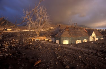Se podría decir que Plymouth en una Pompeya moderna. En las Antillas Menores se encuentra esta ciudad que fue construida sobre depósitos de lava antiguos cerca del volcán Soufrière Hills. El 18 de julio de 1995 el volcán entró en erupción y los habitantes de la ciudad tuvieron que ser evacuados. Aunque pudieron volver en enero de 1996, en 1997 el volcán arrasó por completo la población quedando desierta y enterrada en ceniza y lava para siempre.