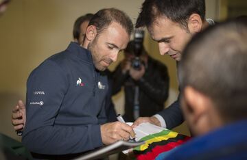 Alejandro Valverde firma autógrafos a los aficionados. 