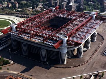 El Presidente rossonero, Paolo Scaroni, anunció la demolición del San Siro, sede de los equipos de la ciudad de Milán. Harán una construcción nueva en el mismo terreno. El Meazza fue inaugurado el 19 de septiembre de 1926.