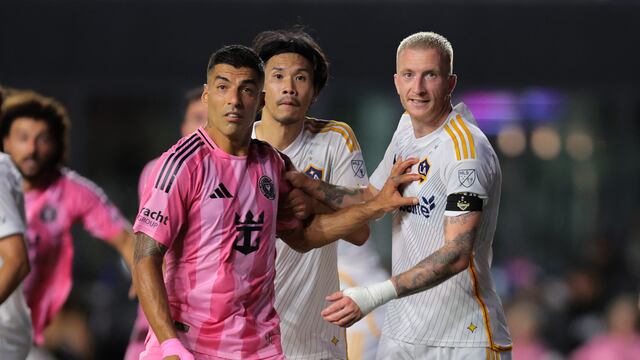 Aug 16, 2025; Fort Lauderdale, Florida, USA; Los Angeles Galaxy forward Marco Reus (18) defends against Inter Miami CF forward Luis Suarez (9) during the second half at Chase Stadium. Mandatory Credit: Sam Navarro-Imagn Images