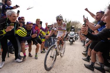 Tadej Pogacar visiblemente magullado tras caerse a 50 km de meta.