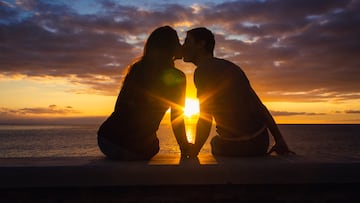 Couple silhouette enjoying romantic colorful twilight. Valentines Day, honeymoon romantic date concepts PAREJAS AMOR PAREJAS SENTIMENTALES NOVIOS