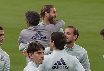 Luis Enrique abrazando al capitán de España, Sergio Ramos, durante un entrenamiento en noviembre de 2020