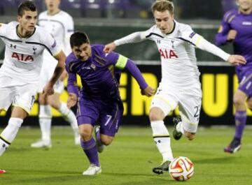 David Pizarro lucha la pelota con Christian Eriksen.