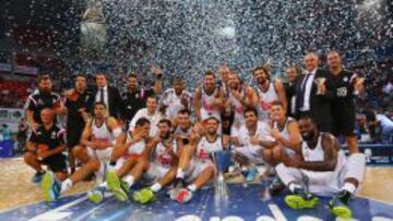 El Real Madrid celebra el t&iacute;tulo de la Supercopa.