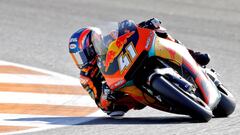 GRAF9776. CHESTE, 15/11/2019.- El piloto surafricano de Moto2, Brad Binder, rueda en el circuito Ricardo Tormo este viernes en la tercera sesi&oacute;n de entrenamientos del Gran Premio de la Comunitat Valenciana. Binder (KTM) volvi&oacute; a establecer un nuevo r&eacute;cord de la categor&iacute;a con un tiempo de 1:34.463, con lo que rebaj&oacute; en casi dos d&eacute;cimas de segundo su anterior r&eacute;cord del circuito, que estableci&oacute; este viernes en 1:34.622. EFE/Manuel Bruque