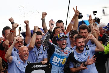 ?lex Mrquez celebra con su equipo la segunda plaza en el Gran Premio. 