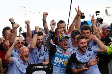 Álex Márquez celebra con su equipo la segunda plaza en el Gran Premio. 