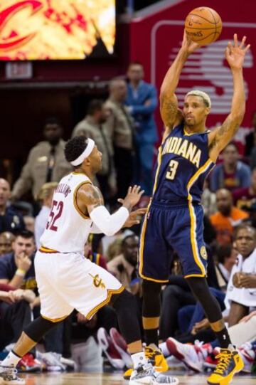 Mo Williams de los Cavaliers presiona a George Hill.