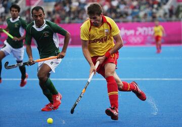 Pol Amat (1978) logró, en 2008, ser nombrado por la Federación Internacional de Hockey el mejor jugador del mundo. Ese año se colgó la plata en los Juegos de Pekín, liderando una España que se subió al podio 12 años después. Precisamente, el jugador del Egara ya estaba en aquella selección que repitió plata en Atlanta 96. La casta le viene al galgo, porque hablar de la familia Amat es hablar de hockey hierba. Su abuelo fue el fundador del Egara y su padre Paco (1943), olímpico en Tokio 64, México 68 y Múnich 72. Se quedó en la preselección para ir a Roma 60, donde el hockey se colgó el bronce. Su primo Santi y sus tíos Jaume, Pere y Joan también fueron olímpicos. Todos ellos, cómo no, de Terrassa.