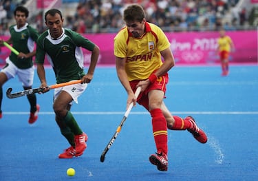 Pol Amat (1978) logró, en 2008, ser nombrado por la Federación Internacional de Hockey el mejor jugador del mundo. Ese año se colgó la plata en los Juegos de Pekín, liderando una España que se subió al podio 12 años después. Precisamente, el jugador del Egara ya estaba en aquella selección que repitió plata en Atlanta 96. La casta le viene al galgo, porque hablar de la familia Amat es hablar de hockey hierba. Su abuelo fue el fundador del Egara y su padre Paco (1943), olímpico en Tokio 64, México 68 y Múnich 72. Se quedó en la preselección para ir a Roma 60, donde el hockey se colgó el bronce. Su primo Santi y sus tíos Jaume, Pere y Joan también fueron olímpicos. Todos ellos, cómo no, de Terrassa.