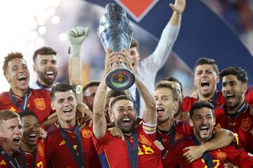 Quizás su momento más feliz con la selección ha sido el poder levantar como capitán la Liga de Naciones de la UEFA 22/23. En la final el combinado nacional venció a la Coracia de Luka Modric en los penaltis.