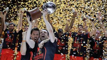 GRA440. VALENCIA, 16/06/2017.- El capitán del Valencia Basket, Rafa Martínez (d), y su compañero, el base belga Sam Van Rossom, levantan la copa de campeones de la Liga ACB tras imponerse en el cuarto partido al Real Madrid esta noche en el pabellón de la Fuente de San Luis de Valencia. EFE/Manuel Bruque.