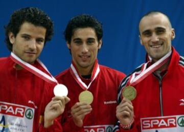 En el Europeo en pista cubierta celebrado en Viena, en 2002, también consiguió la plata. En la foto con Raúl Fernández y Petar Datchev, sus compañeros de podio.