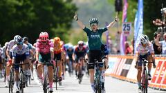 El ciclista del Kern Pharma Roger Adriá celebra su victoria en la segunda etapa de la Ruta de Occitania 2022.