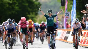 El ciclista del Kern Pharma Roger Adriá celebra su victoria en la segunda etapa de la Ruta de Occitania 2022.