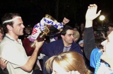 29/04/01 El portero del Portland San Antonio José Javier Hombrados ofrece la Copa de Europa de balonmano, conquistada por el conjunto navarro ante el FC Barcelona