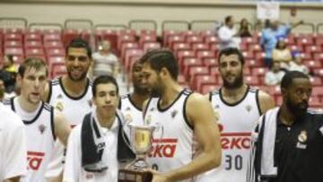 El jugador del Real Madrid Felipe Reyes (c) sostiene la copa tras vencer a los Cangrejeros de Santurce en la Copa Euroamericana de Baloncesto.
