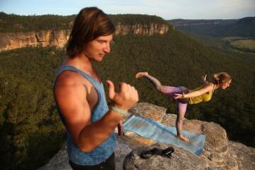 El slackline es un deporte extremo de equilibrio en el que se usa una cinta (normalmente elástica) que se engancha entre dos puntos fijos y se tensa. No se usa ninguna herramienta para ayudar a mantener el equilibrio. Se pueden realizar saltos, movimientos dinámicos, posturas de yoga incluso acrobacias. 