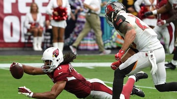 GLENDALE, AZ - SEPTEMBER 18: Wide receiver Larry Fitzgerald #11 of the Arizona Cardinals reaches for extra yardage after a catch during the second quarter of the NFL game against the Tampa Bay Buccaneers at University of Phoenix Stadium on September 18, 2016 in Glendale, Arizona.   Norm Hall/Getty Images/AFP
 == FOR NEWSPAPERS, INTERNET, TELCOS &amp; TELEVISION USE ONLY ==