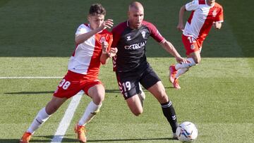 Alfredo Ortuño pugna por un balón durante el partido de LaLiga Smartbank entre el Girona y el Albacete.
