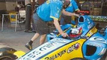 <b>NUEVA AERODINÁMICA. </b>Renault ha incorporado una mejora aerodinámica a su coche. Unos pequeños alerones sobre las ruedas delanteras que incrementan la carga.