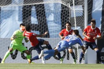 El jugador de O'Higgins, Cristian Insaurralde, derecha, marca su gol contra Universidad Católica.