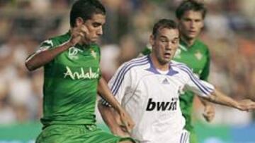 <B>DETALLES.</B> Sneijder completó un aceptable debut como jugador del Real Madrid.