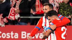 GIRONA, 03/01/2024.- El centrocampista del Girona, Iván Martín (d), celebra tras anotar el cuarto gol de su equipo durante el encuentro correspondiente a la jornada 19 de LaLiga EA Sports que Girona y Atlético de Madrid disputan hoy miércoles en el estadio de Montilivi, en Girona. EFE / David Borrat.
