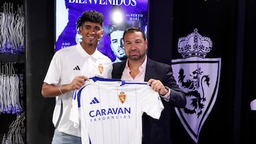 Adu Ares posa con la camiseta del Real Zaragoza junto al director deportivo Juan Carlos Cordero.