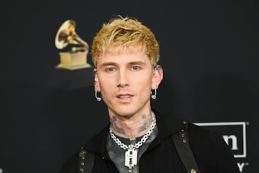 Machine Gun Kelly posa en la alfombra roja de la gala Pre-Grammy celebrada en el hotel Beverly Hilton de Los Ángeles.