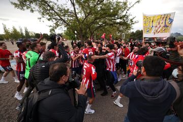 Los jugadores del Atlético de Madrid salen al exterior de Zorrilla para celebrar el título de Liga con los seguidores que se habían desplazado 