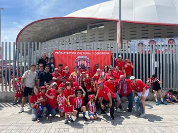 La Peña Atlética Cultural y Deportiva Cerro del Castillo de Collado Mediano, en las inmediaciones del Metropolitano antes del Atlético de Madrid - Celta de Vigo.