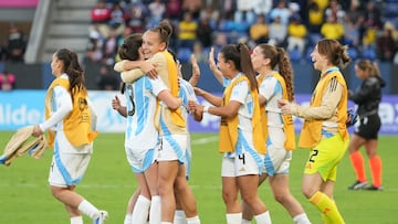 AMDEP8369. QUITO (ECUADOR), 15/07/2025.- Jugadoras de Argentina celebran este martes, al finalizar un partido de la fase de grupos de la Copa América Femenina entre Uruguay y Argentina en el estadio Banco Guayaquil en Quito (Ecuador). EFE/ Vicente Costales