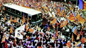 Los seguidores del Valencia reciben a su equipo tras ganar la Liga.
