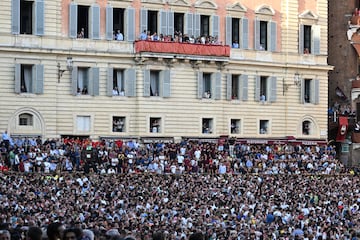 El recorrido transcurre en la céntrica Piazza del Campo, en  honor a la Virgen de Provenzano (Palio di Provenzano).