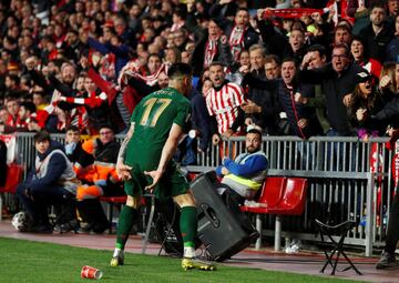 2-1. Yuri Berchiche celebró el primer gol.