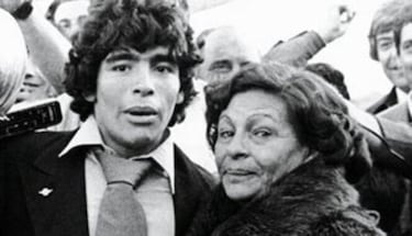 Es quizás una de las declaraciones más lindas de un hijo a una madre. Diego Maradona salía campeón del mundo en 1986 y la prensa le comunicó a Doña Tota. Al finalizar la llamada, ella le dijo que la hizo la "mamá más feliz del mundo" y él le respondió: "Yo juego para vos, mamá".