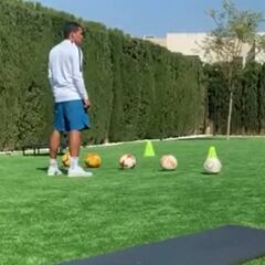 Bacca entrena en casa con su familia por el coronavirus