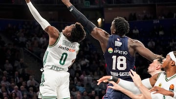 VITORIA, 09/10/2025.- El base del Panathinaikos T. J. Shorts (i) entra a canasta defendido por Khalifa Diop, del Baskonia, durante el partido de la tercera jornada de la temporada regular de la EuroLiga que Baskonia y Panathinaikos disputan hoy jueves en el Buesa Arena. EFE/ L. Rico
