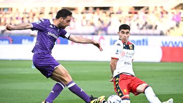 Florence (Italy), 15/04/2024.- Fiorentina's midfielder Giacomo Bonaventura (L) in action against Genoa's defender Johan Vasquez (R) during the Italian Serie A soccer match ACF Fiorentina vs Genoa CFC at Artemio Franchi Stadium in Florence, Italy, 15 April 2024. (Italia, Florencia, Génova) EFE/EPA/CLAUDIO GIOVANNINI