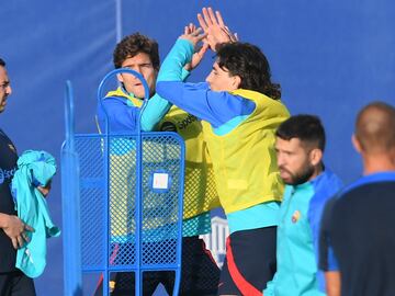 Los últimos fichajes del Barcelona, Marcos Alonso y Bellerín, ya entrenan con el club blaugrana.