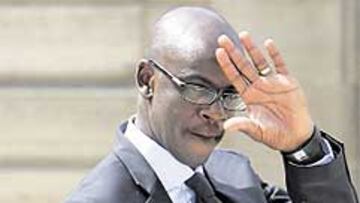 <b>ADIÓS. </b>Thuram dice adiós mientras sale de las oficinas de su club.