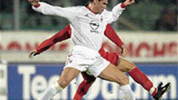 <b>EL NUEVO 5 DEL MILÁN</B>. Redondo se encontró cómodo jugando su primer partido oficial como rossonero.