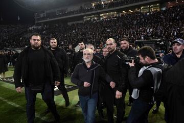 Ivan Savvidis, dueño del PAOK de Salónica, bajó al césped con un arma tras anular el árbitro un gol a su equipo en el tramo final del partido.